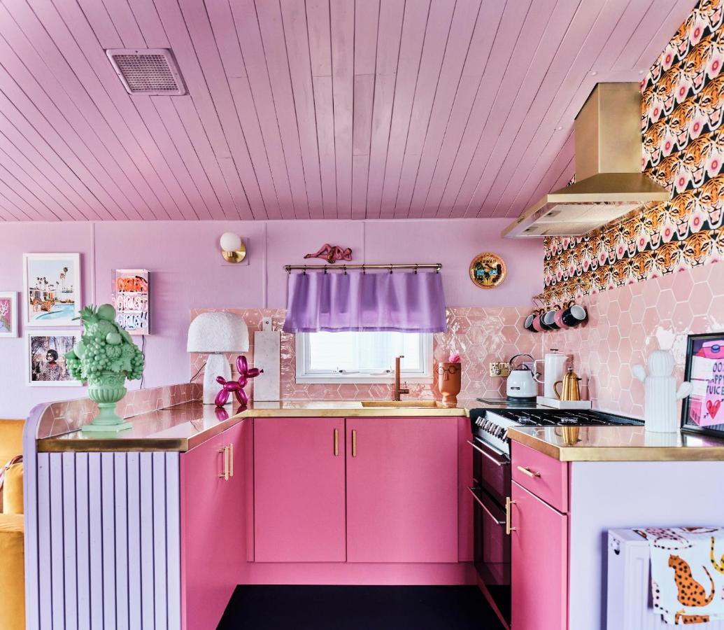 Fun Barbie Inspired, 6 Berth Caravan - Camber Sands Holiday Park, Near The Beach Экстерьер фото